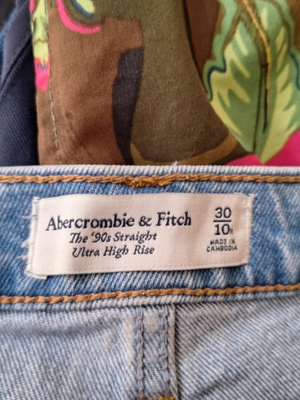 Abercrombie & Fitch The 90’s Straight Ultra High Rise Mom Jeans 30/10 - Picture 3 of 10